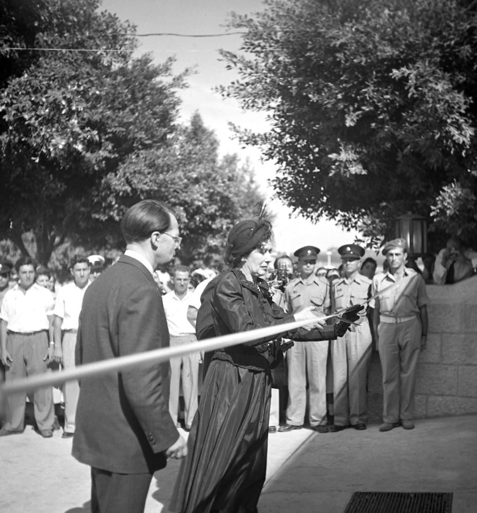 רבקה זיו גוזרת את הסרט בטקס פתיחת מכון ויצמן למדע, 2.11.1949